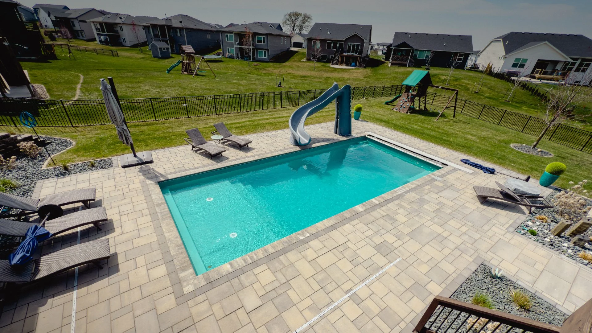 What Are Some Popular Design Trends for Swimming Pools?